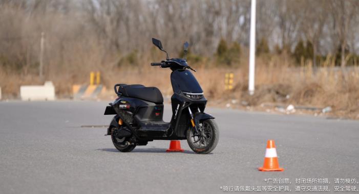 九号鼹鼠自平衡2.0与同频双闪技术亮相,引领智能两轮产业底层竞争变革