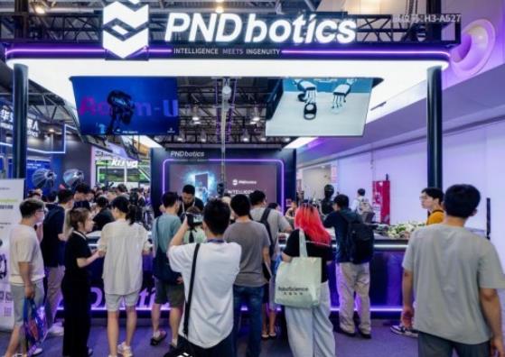 PNDbotics亮相WAIC 2026:全尺寸人形机器人首秀“走楼梯”,双模型同台验证具身智能新生态